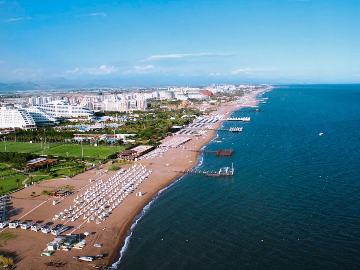 Песчаный пляж и отели Кунду в Анталье рядом с Ларой