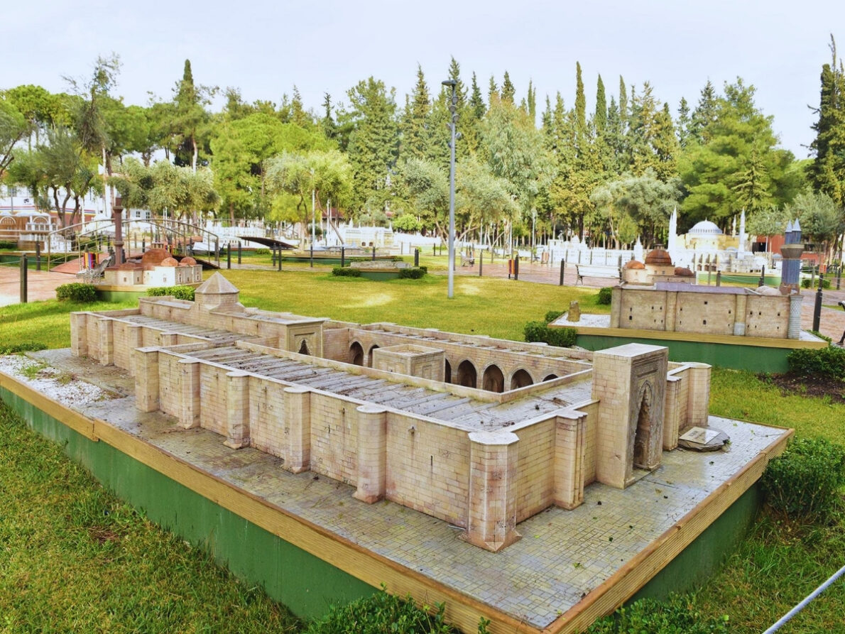 Макет караван-сарая Султанханы в Minyatür Türkiye Parkı в Анталье