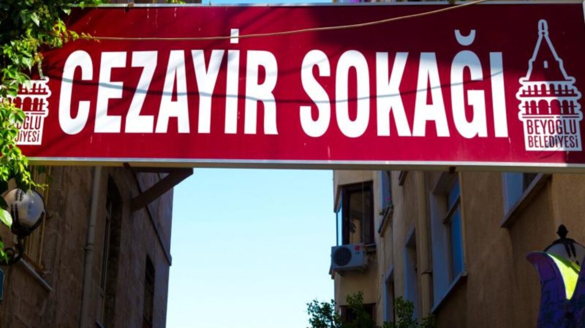 Французская улица в Стамбуле: где находится Cezayir Sokağı и стоит ли идти